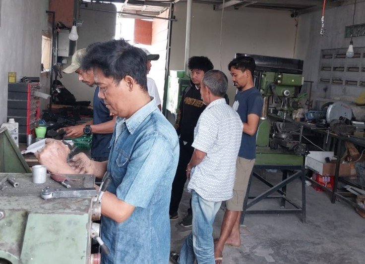 CEK IZIN: Para pengrajin senapan angin saat melakukan aktivitas dibengkel di Cileunyi dan Jatinangor (For Radar Sumedang)