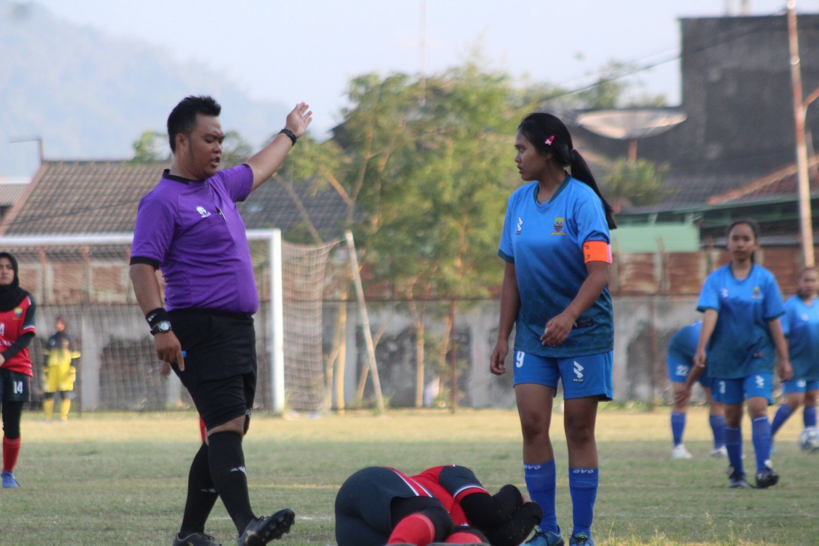 SEPAKBOLA PUTRI: Pemain tim putri Kecamatan Pamulihan terkapar setelah berbenturan dengan pemain tim kecamatan wado difase grup Piala Wakil Bupati Sumedang 2023 (Toha Hamdani/Radar Sumedang)