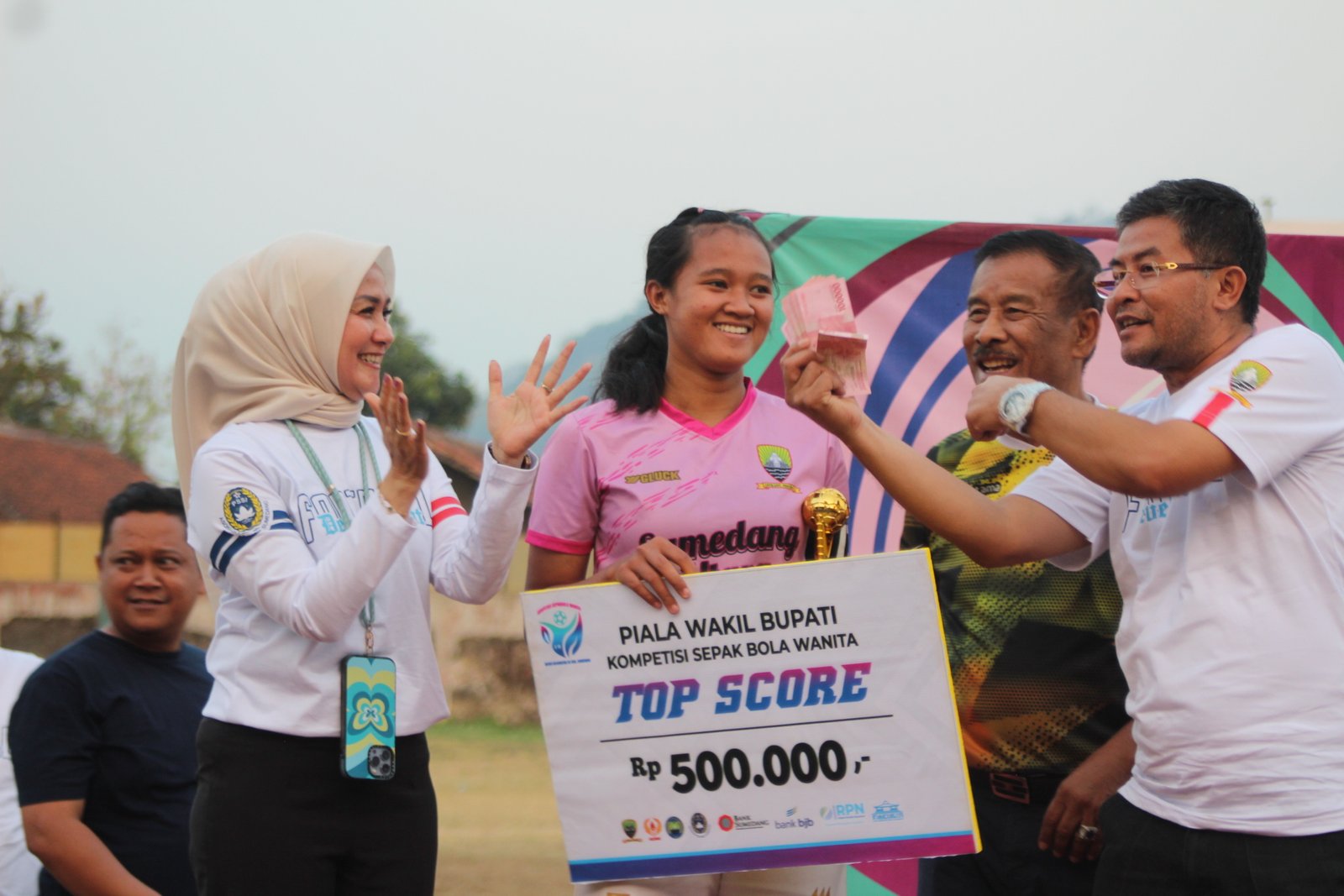 HADIAH: H. Umuh memberikan uang tambahan kepada pemain Sumedang Utara karena berhasil menjadi topskor. (Toha Hamdani/Radar Sumedang).