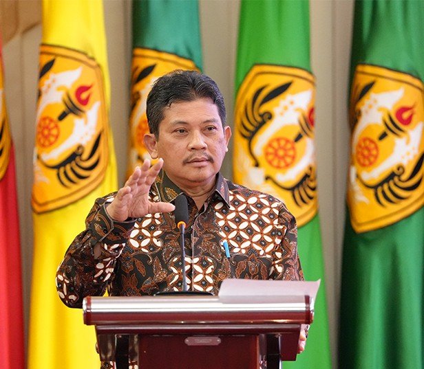 PEMAPARAN: Direktur Utama BPJS Kesehatan Prof. Ali Ghufron Mukti menyampaikan kuliah umum di Bale Sawala Gedung Rektorat Unpad, Jatinangor, Kamis (20/7/2023). (Dok Humas Unpad)