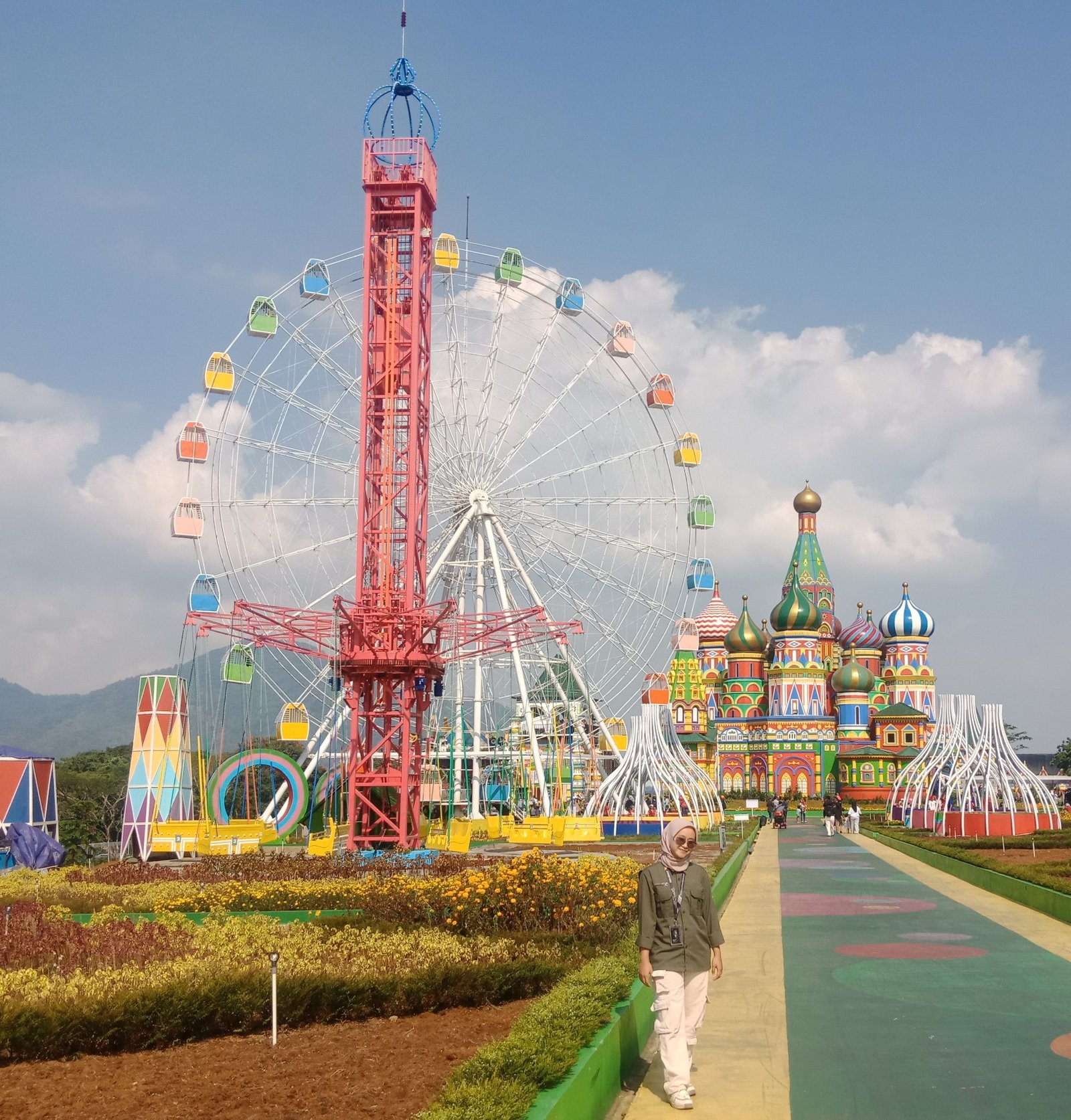 JANS PARK: Staf marketing Jans Park Dewi Yliani saat menunjukkan wahana Flaying Flower yang baru dilaunching 5 hari lalu.(Toha Hamdani/Radar Sumedang).