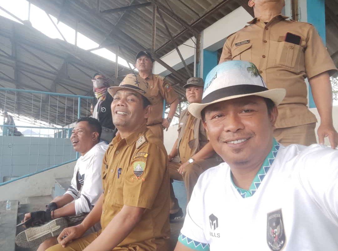 SUPORT: Ketua Relawan Perubahan Jatinangor, Apip Hadi Susanto bersama Kades Hegarmanah Didi Sukandi ditribun stadion ahmad yani Sumedang (For Radar Sumedang).