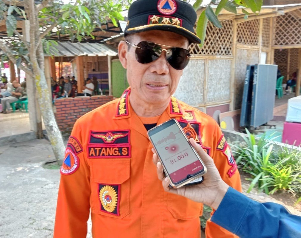WAWANCARA: Kepala Pelaksana BPBD Kabupaten Sumedang Atang Sutarno saat memberikan keterangan terkait pemasangan bendera merah putih (Toha Hamdani/Radar Sumedang).