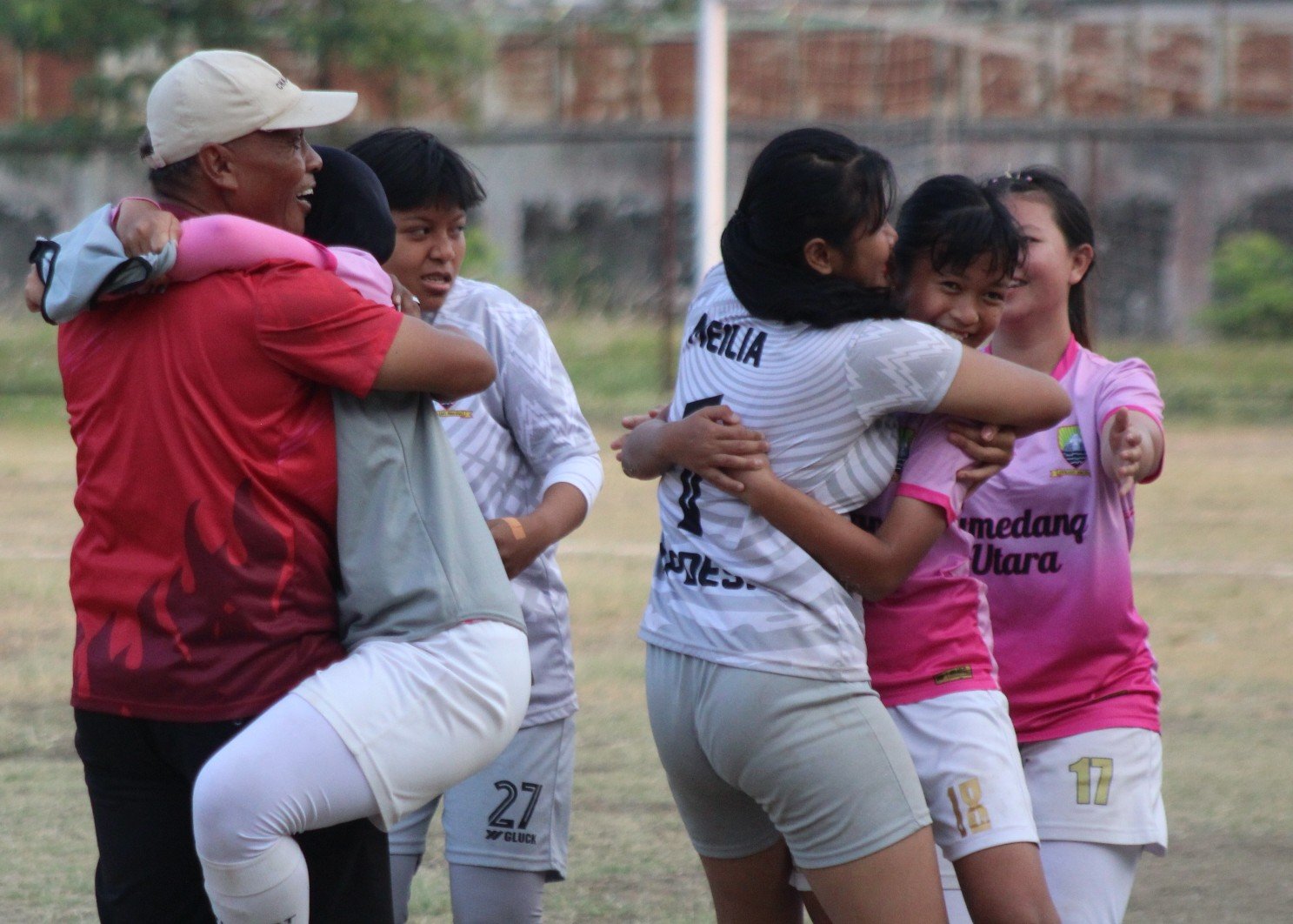 KEMENANGAN: Tim Sepakbola wanita Sumedang Utara merayakan kemenangan atas lawannya tim Paseh kompetisi sepakbola wanita U-18 Piala Wakil Bupati Sumedang. Selasa (22/08) (Toha Hamdani/Radar Sumedang).